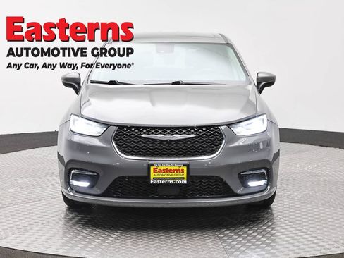 Used 2023 Chrysler Pacifica Touring-L FWD image 2