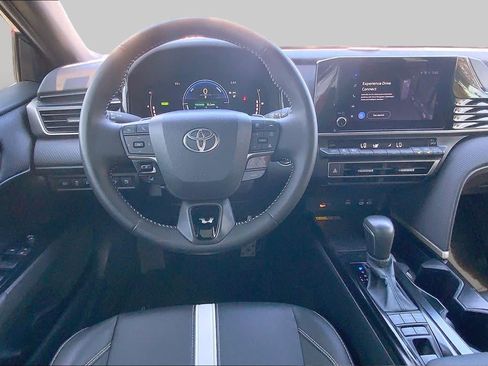 Used 2025 Toyota Camry SE FWD image 5
