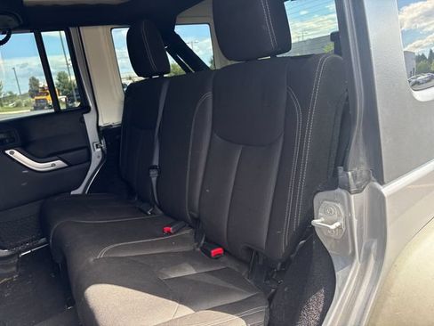 Used 2015 Jeep Wrangler Unlimited Rubicon w/ Connectivity Group AWD/4WD image 11