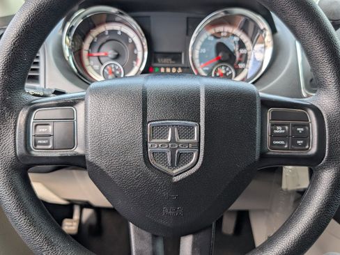 Used 2019 Dodge Grand Caravan SE FWD image 19