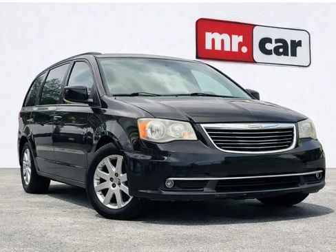 Used 2014 Chrysler Town & Country Touring FWD image 1
