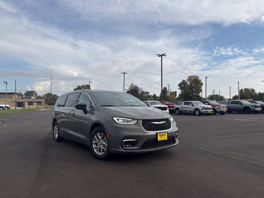 Used 2025 Chrysler Pacifica Select FWD image 2