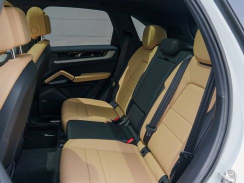 Certified 2026 Porsche Cayenne AWD/4WD image 18