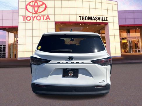 Used 2024 Toyota Sienna LE image 6