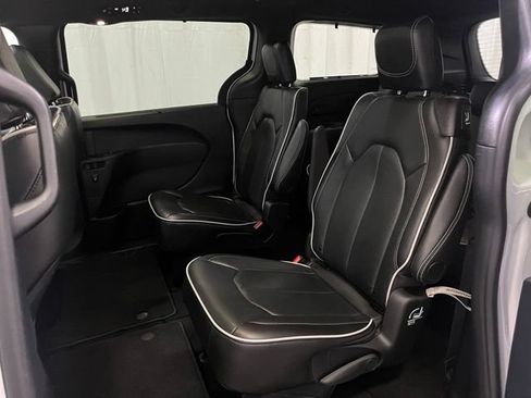 Used 2025 Chrysler Pacifica Limited FWD image 11