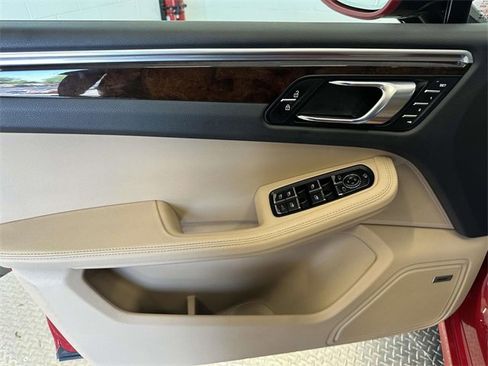 Used 2024 Porsche Macan image 20