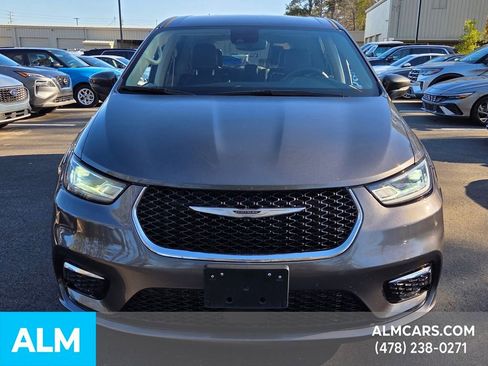 Used 2023 Chrysler Pacifica Touring-L image 10