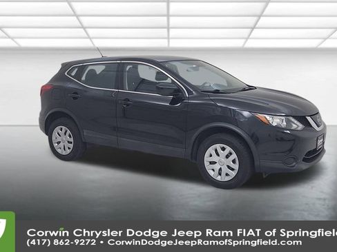 Used 2019 Nissan Rogue Sport S image 2