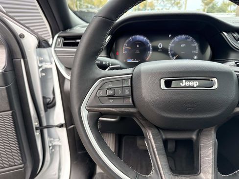 Used 2025 Jeep Grand Cherokee Limited w/ Black Appearance Package image 32