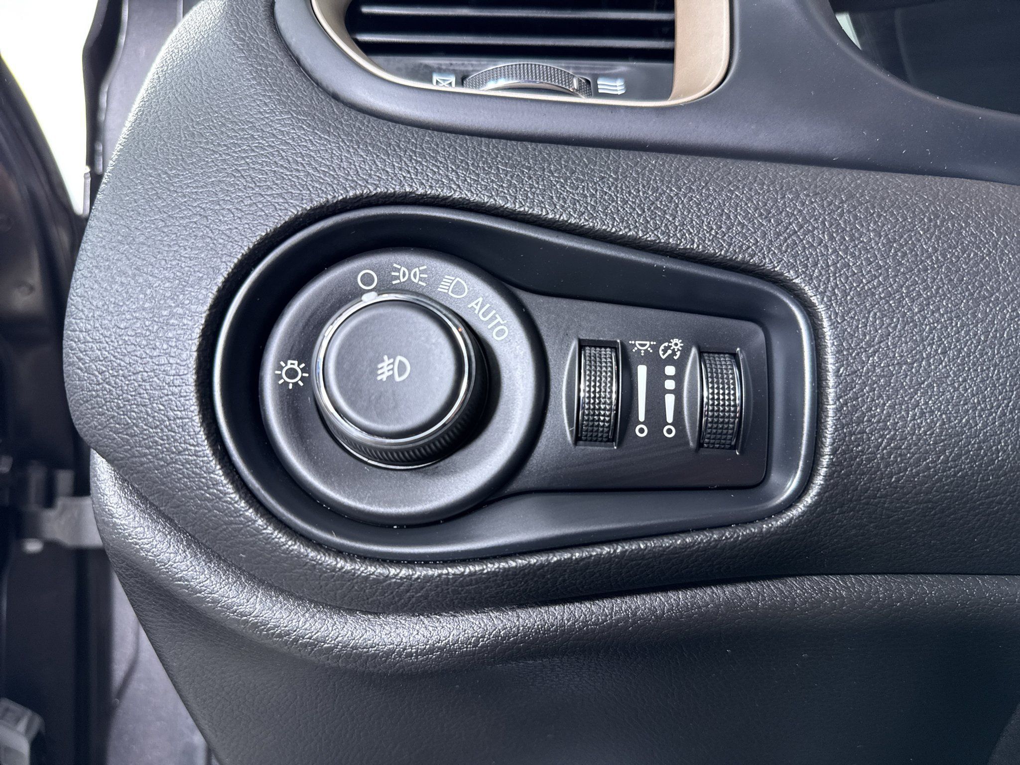 Used 2016 Jeep Renegade Limited w/ Safety & Security Group AWD/4WD image 29