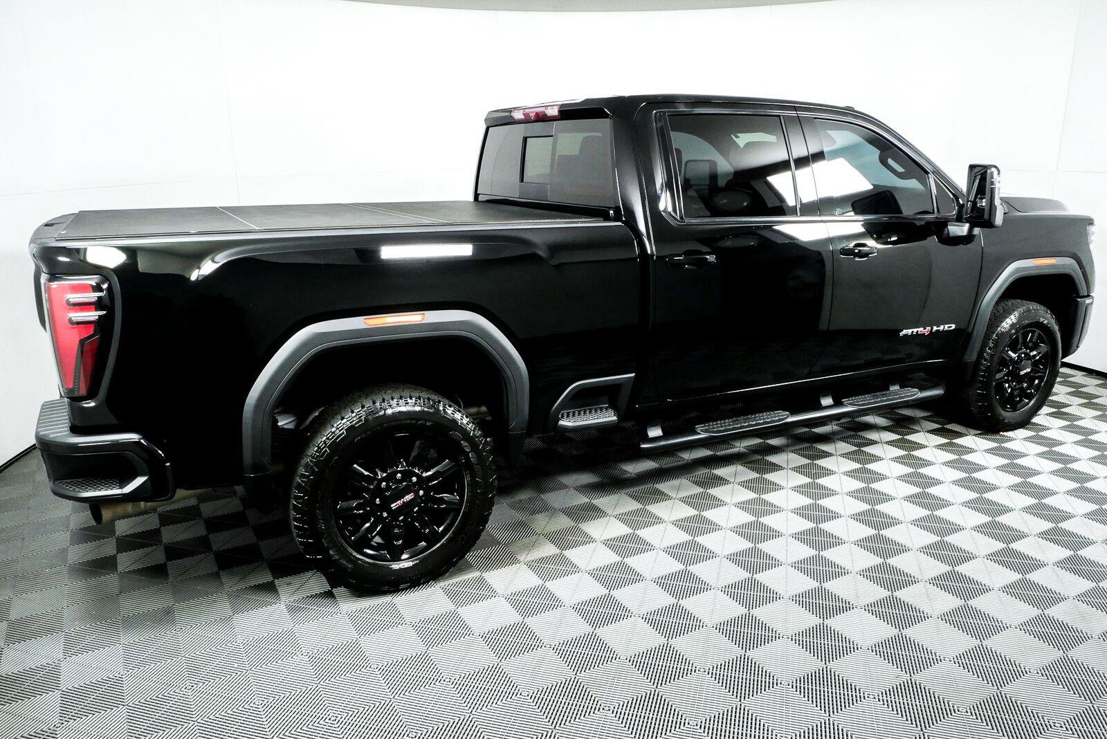 Used 2024 GMC Sierra 2500 AT4 w/ AT4 Preferred Package AWD/4WD image 2