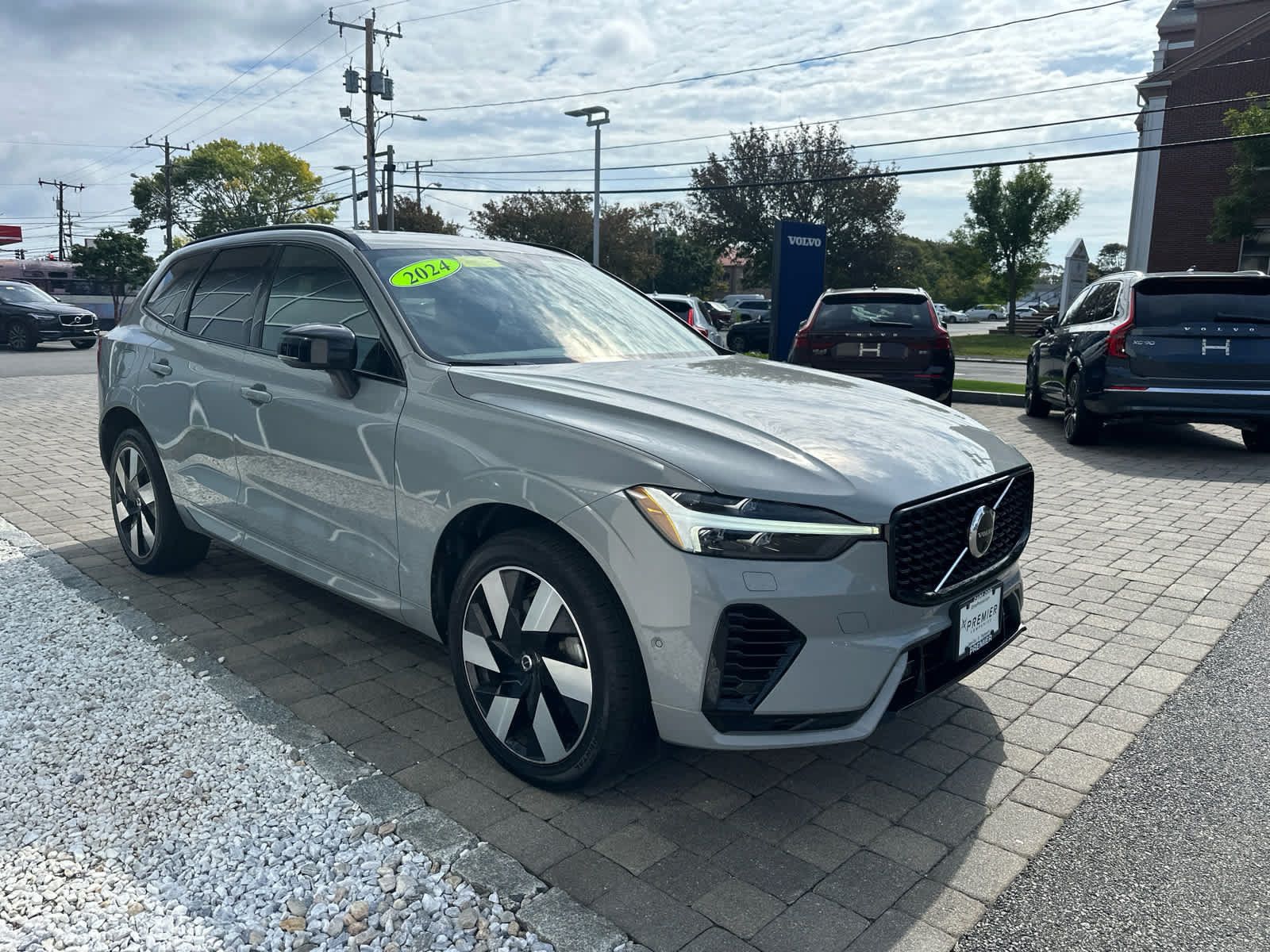 Used 2024 Volvo XC60 T8 Plus w/ Climate Package AWD/4WD image 30