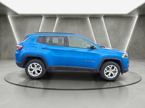 Used 2024 Jeep Compass Latitude w/ Convenience Group AWD/4WD image 8