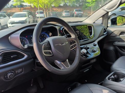 Used 2025 Chrysler Pacifica Select FWD image 9