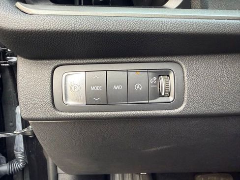 Used 2025 Chevrolet Traverse LT image 35