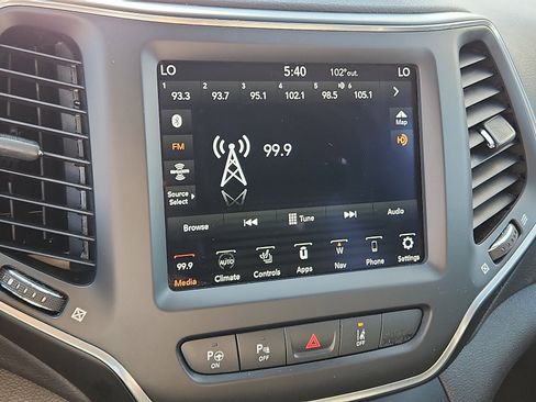 Used 2023 Jeep Cherokee Altitude Lux image 13