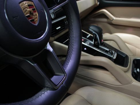 Used 2019 Porsche Cayenne w/ Premium Package AWD/4WD image 35