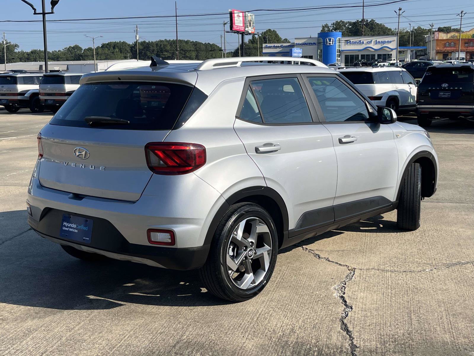 Certified 2022 Hyundai Venue SEL FWD image 3