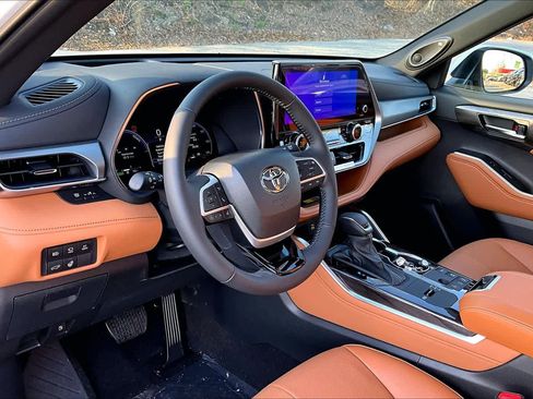 New 2026 Toyota Highlander Platinum AWD/4WD image 8