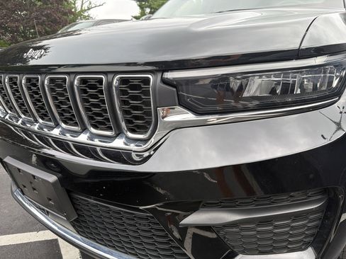 Certified 2023 Jeep Grand Cherokee Laredo w/ Luxury Tech Group I AWD/4WD image 4