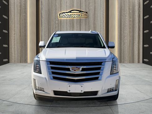 Used 2020 Cadillac Escalade Premium Luxury image 2
