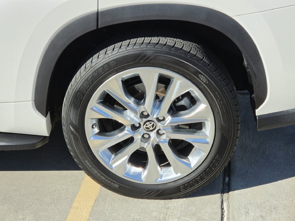 Used 2021 Toyota Highlander Limited FWD image 8