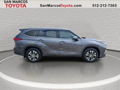 Used 2021 Toyota Highlander XLE FWD image 5