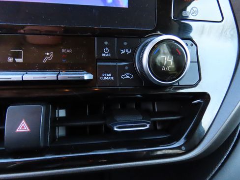 Used 2023 Toyota Highlander XLE image 27