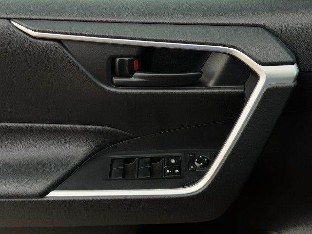 Used 2019 Toyota RAV4 LE AWD/4WD image 22