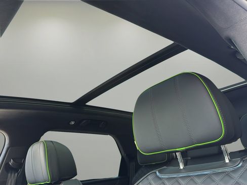 Used 2025 Bentley Bentayga AWD/4WD image 29