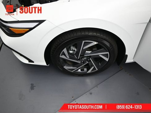 Used 2025 Hyundai Elantra Sport FWD image 38