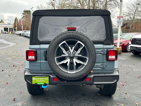 Used 2024 Jeep Wrangler Unlimited image 4