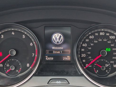 Used 2020 Volkswagen Atlas Cross Sport SE w/ Panoramic Sunroof Package image 16