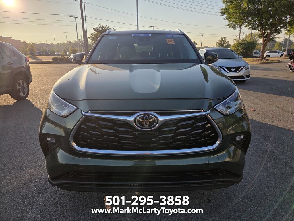 Used 2023 Toyota Highlander Limited FWD image 2