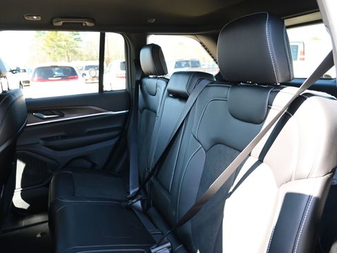 New 2026 Jeep Grand Cherokee Altitude image 17