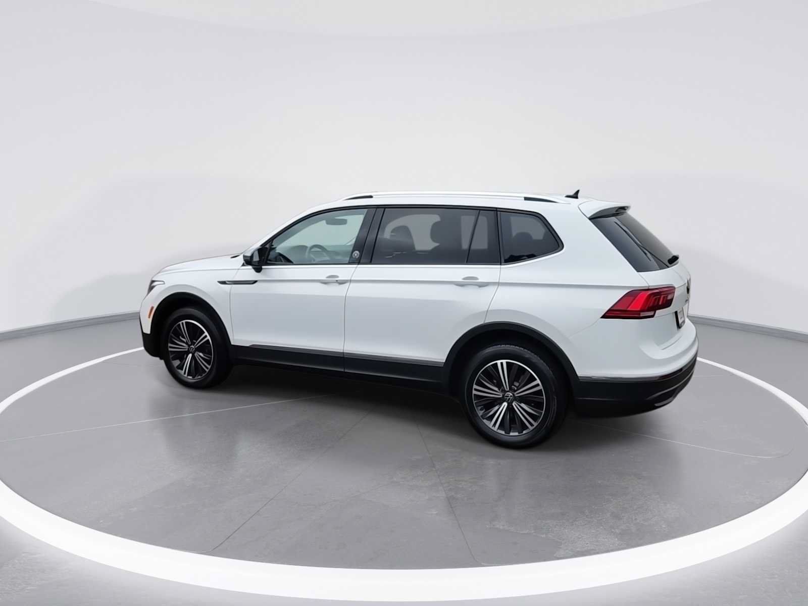 Used 2024 Volkswagen Tiguan Wolfsburg Edition AWD/4WD image 6