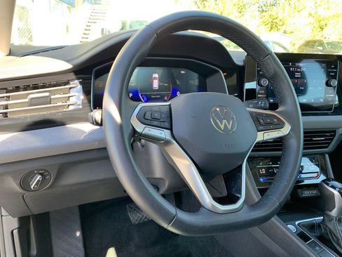 Used 2025 Volkswagen Jetta SE image 33