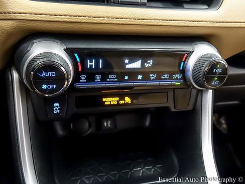 Used 2019 Toyota RAV4 LE image 18