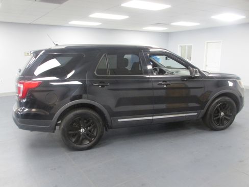 Used 2018 Ford Explorer XLT w/ Equipment Group 202A AWD/4WD image 4