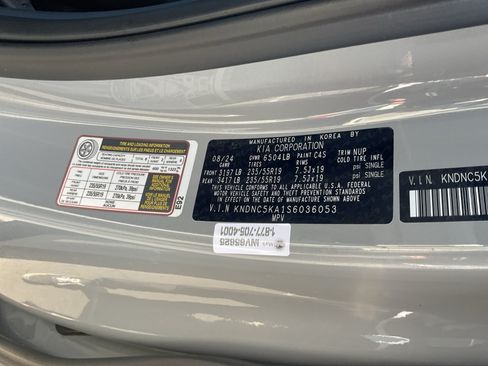 Used 2025 Kia Carnival EX FWD image 27