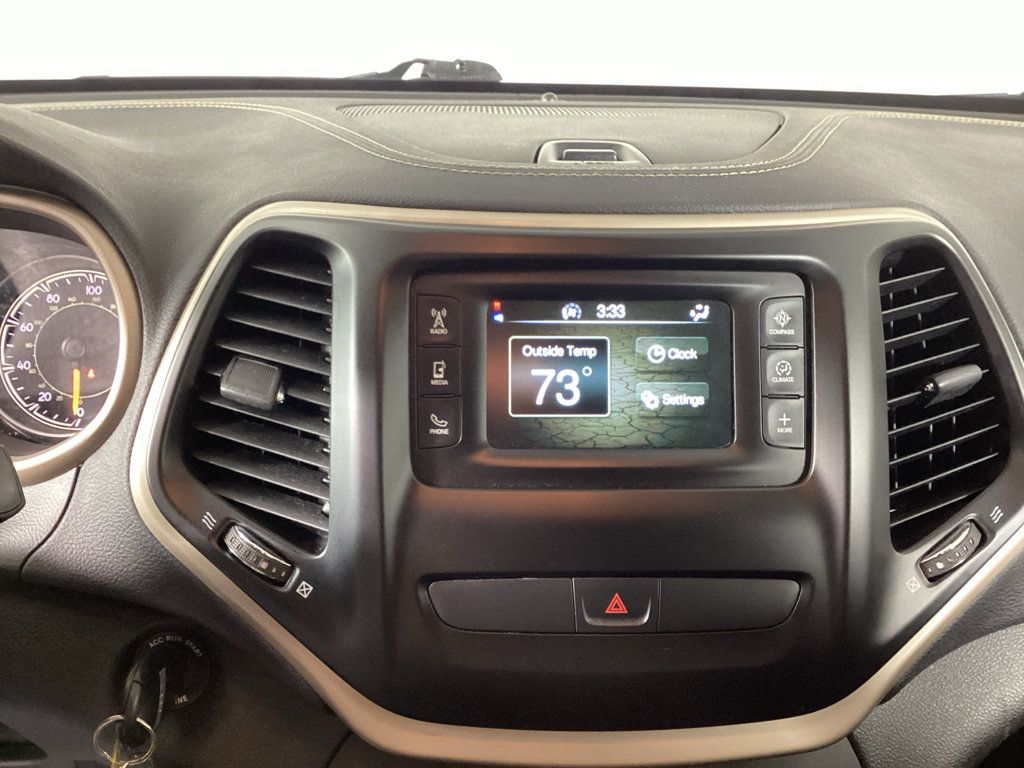 Used 2017 Jeep Cherokee Latitude AWD/4WD image 29
