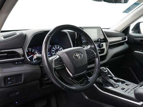 Used 2021 Toyota Highlander XLE AWD/4WD image 26