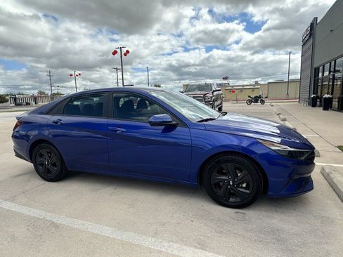 Used 2023 Hyundai Elantra SEL image 2
