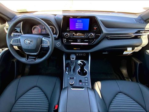 Certified 2025 Toyota Highlander XSE image 12