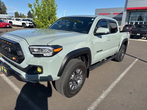 Used 2023 Toyota Tacoma TRD Off-Road w/ TRD Premium Off Road Package AWD/4WD image 2