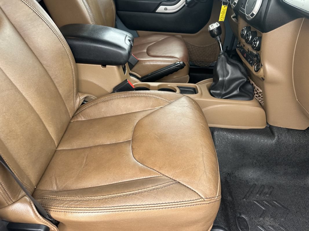 Used 2014 Jeep Wrangler Unlimited Sahara w/ Connectivity Group AWD/4WD image 14