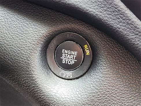 Used 2019 Jeep Cherokee Latitude Plus w/ Comfort/Convenience Group image 20