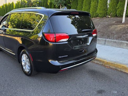 Used 2018 Chrysler Pacifica Touring-L FWD image 7
