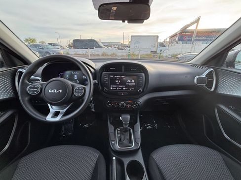 Used 2025 Kia Soul LX w/ LX Technology Package FWD image 31