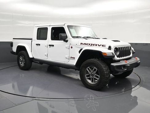 Used 2025 Jeep Gladiator Mojave w/ Convenience Group AWD/4WD image 5